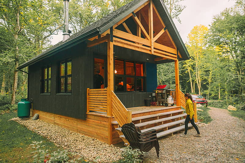modern cabin vacation rental in the woods