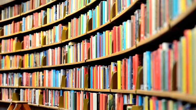 A library shelf with many books.